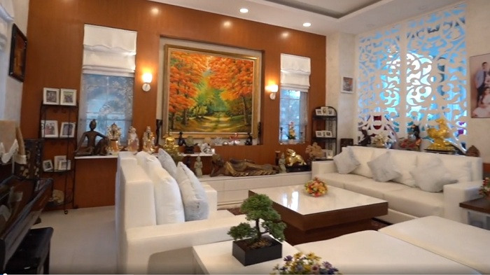 Vốn rất thích sưu tầm các bức tượng nên mỗi lần đi lịch, vợ chồng Hoa hậu Diệu Hoa lại mua về để trang trí trong nhà. Ảnh: Ngoisao.