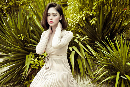 Miu Lê (tên thật Lê Ánh Nhật) là ca sĩ - diễn viên nổi tiếng. Người đẹp sinh năm 1991 được biết đến qua nhiều tác phẩm thành công như "Em là bà nội của anh", "Bạn gái tôi là sếp"...