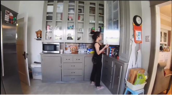 Không gian bếp rộng lớn với đầy đủ các thiết bị hiện đại. Ảnh: FBNV. Video: Dân Sài thành ‘tiếc’ biệt thự Pháp bị phá dỡ. Nguồn: VTC14