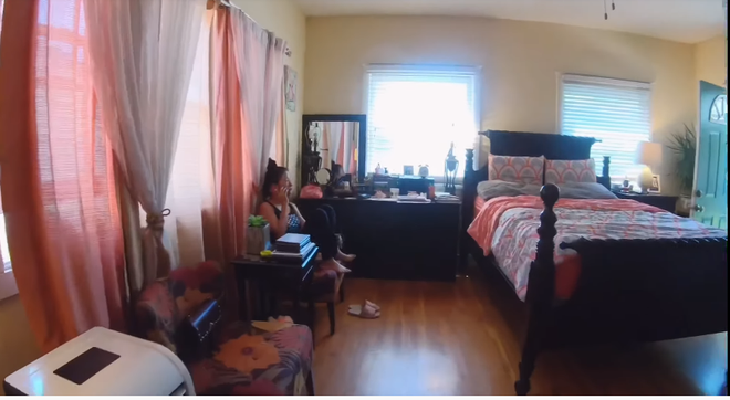 Phòng ngủ của Thúy Nga có gam màu đơn giản, tạo cảm giác ấm áp, thoải mái. Ảnh: FBNV.