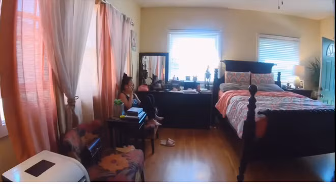 Phòng ngủ của Thúy Nga có gam màu đơn giản, tạo cảm giác ấm áp, thoải mái. Ảnh: FBNV.