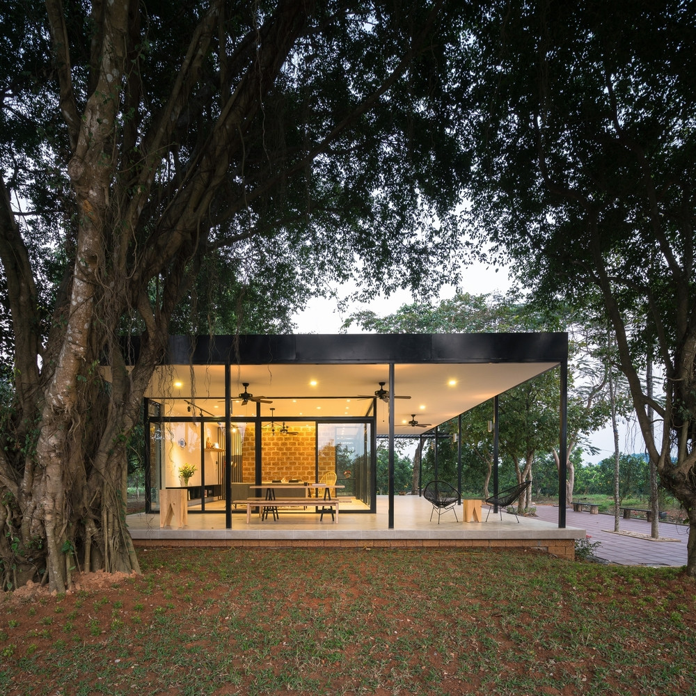 Công trình mang tên Mian Farm Cottage, nằm giữa vườn bưởi của một trang trại rộng lớn, nhìn ra rặng núi Ba Vì hùng vĩ. Ảnh: Trieu Chien.