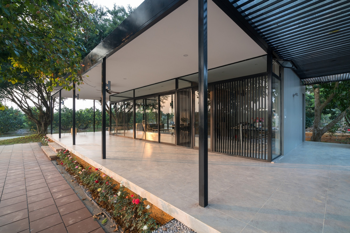 Phía ngoài là hàng hiên rộng bảo vệ ngôi nhà khỏi ánh nắng gay gắt trong mùa hè đồng thời cũng là phần mở rộng của không gian trong nhà khi cần thiết. Ảnh: Trieu Chien.