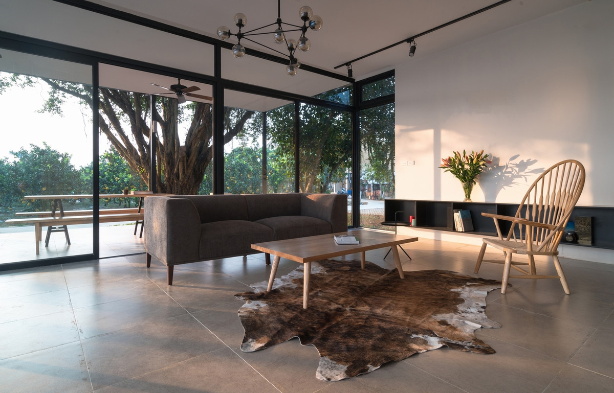 Nhà gồm 2 đơn vị nhà chính: khu nhà trung tâm với các chức năng phòng khách, phòng ăn, bếp được dựng lại trên thềm công trình đã hỏng và khu phòng ngủ. Ảnh: Trieu Chien.