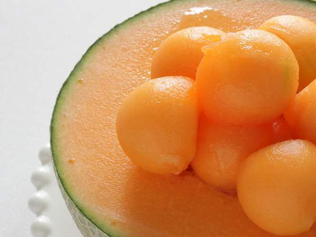 Dưa thu hoạch được chuyển tới hợp tác xã để kiếm tra chất lượng và phân thành 4 loại dựa trên vị ngọt. Những quả quá nhạt hoặc quá ngọt đều bị loại. Ảnh: Japantimes