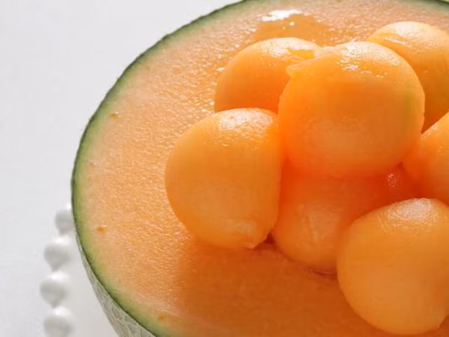 Dưa thu hoạch được chuyển tới hợp tác xã để kiếm tra chất lượng và phân thành 4 loại dựa trên vị ngọt. Những quả quá nhạt hoặc quá ngọt đều bị loại. Ảnh: Japantimes