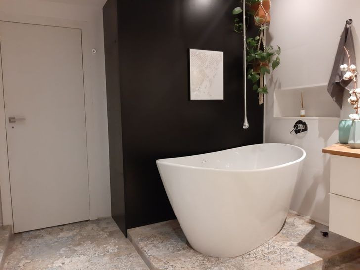 Đặt bồn tắm ở giữa phòng trông rất hiện đại và hợp thời trang. Thế nhưng, để đặt bồn tắm theo cách này, phải có phòng tắm rộng. Nếu không sẽ khó sắp xếp các món đồ cần thiết khác và khó vệ sinh.