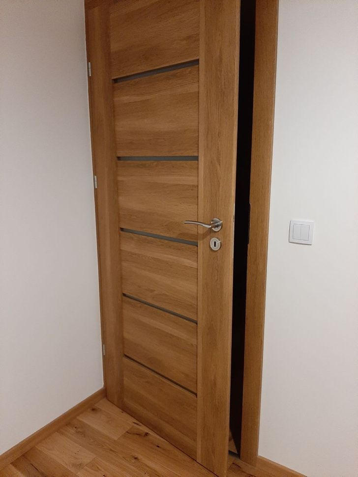 Cửa gỗ phối thêm khe kính trông có vẻ thanh lịch hơn cửa toàn gỗ thông thường. Bụi bặm thường len vào các khe kính này, khiến bạn mất thêm thời gian dọn dẹp.