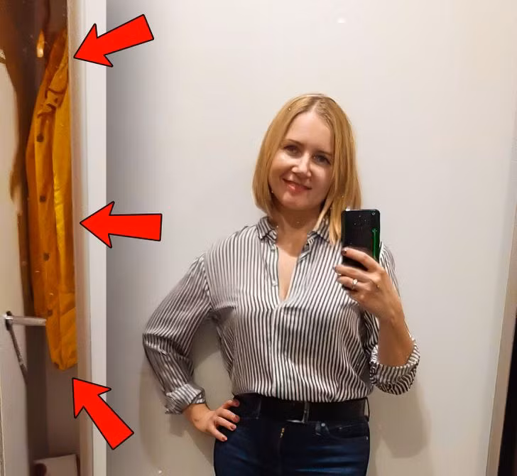 Tủ quần áo cửa trượt là một xu hướng nội thật khởi nguồn từ những năm 90 của thế kỷ trước, đặc biệt phổ biến trong các căn hộ diện tích nhỏ. Tiết kiệm không gian nhưng trên thực tế, cửa trượt có nhược điểm là thường không đóng khít hoàn toàn, để lộ đồ đạc trong tủ.