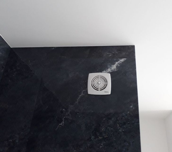 Quạt thông gió được bật/tắt bằng công tắc dùng chung với bóng đèn sẽ khiến gia chủ bất tiện khi mùa đông đến. Ví dụ, khi tắm vào một ngày lạnh giá, bạn muốn phòng ấm áp nhưng cứ bật đèn là quạt cũng ngay lập tức thổi gió, khiến phòng lạnh đi nhanh chóng. Nguồn ảnh: Brightside.