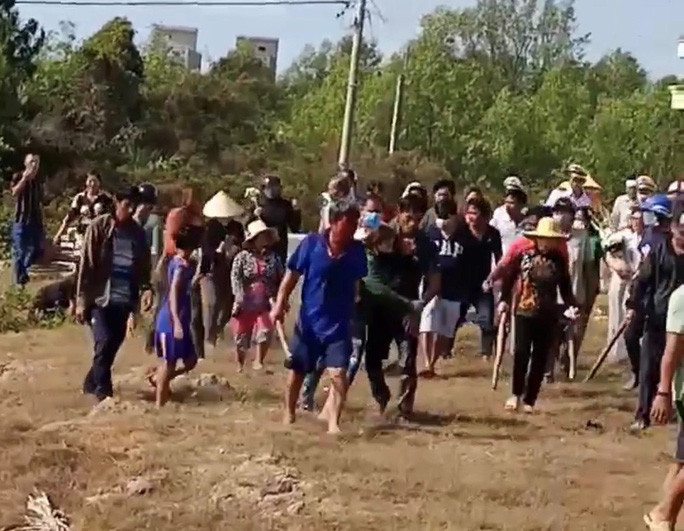 Video: Di dua tang bi hang xom can duong, hang chuc nguoi bo quan tai lao vao danh nhau