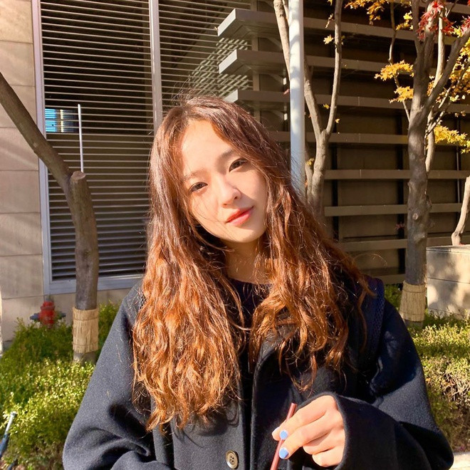 Năm 2017, ở tuổi 23, cô khiến nhiều người hâm mộ tiếc nuối khi tuyên bố giải nghệ và tập trung hơn cho việc học. Cô chia sẻ đây không phải là quyết định bồng bột mà đã có sự cân nhắc kỹ. "Tôi rất hạnh phúc và biết ơn trong 17 năm qua, quãng thời gian giúp tôi trưởng thành và học hỏi được nhiều điều", cô viết trên trang cá nhân.