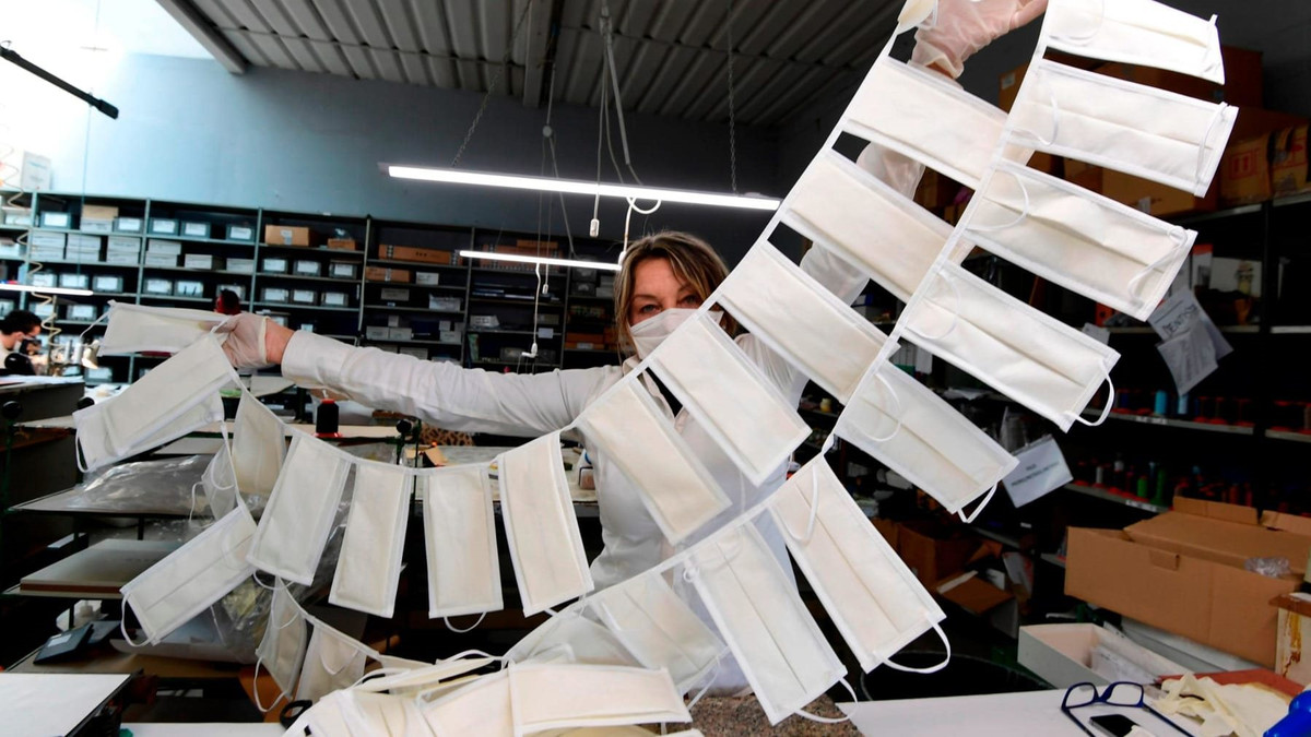 Nhà mốt Prada (Ý) cho biết họ đã bắt đầu sản xuất 80.000 áo y tế và 110.000 khẩu trang theo yêu cầu của các nhà chức trách ở Tuscany. Ảnh: CNN. Mời độc giả xem video: Bỏ mặc khẩu trang khi đi lễ chùa sau Tết. Nguồn: VTC Now