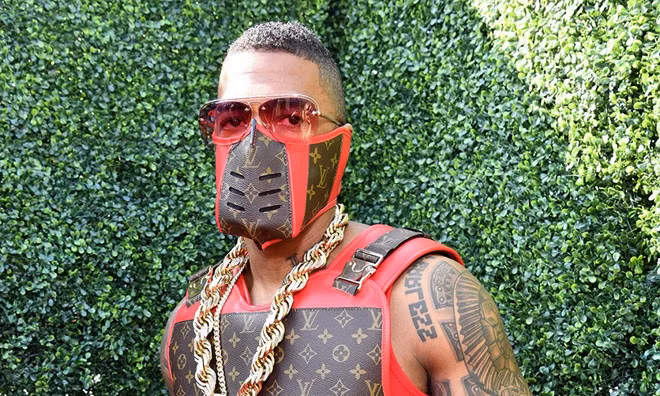 Ca the gioi deo khau trang, hang hang hieu “chen chan” the nao?