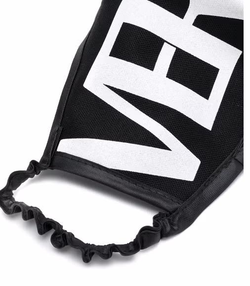 Không nằm ngoài cuộc chơi bán khẩu trang, Versus by Versace thiết kế món phụ kiện tông đen dành cho tín đồ chuộng phong cách cá tính. Ảnh: Farfetch.