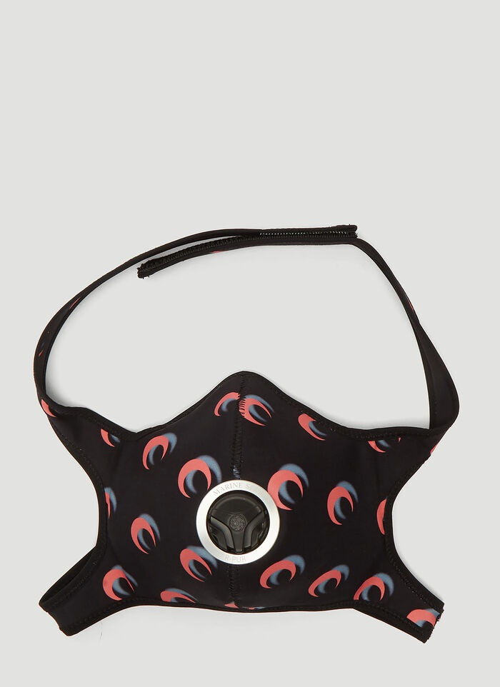 Khẩu trang họa tiết trăng lưỡi liềm tông đỏ, xám và trắng có gắn van thở một chiều của Marine Serre giá 515 USD (11,9 triệu đồng). Ảnh: Farfetch.