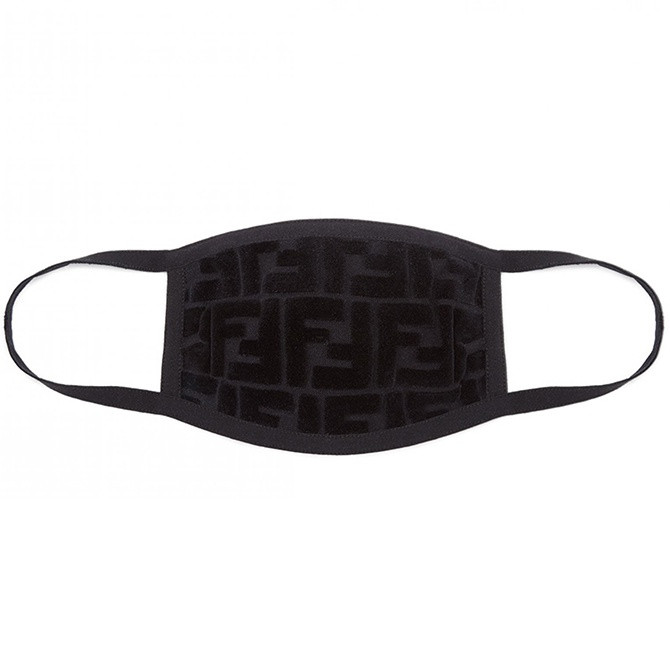 Fendi cũng chạy theo trào lưu khẩu trang in logo thương hiệu. Khẩu trang của hãng được thiết kế khá đơn giản với tông màu đen cùng lớp vải in họa tiết monogram, có giá 270 USD (6,2 triệu đồng). Ảnh: Farfetch.