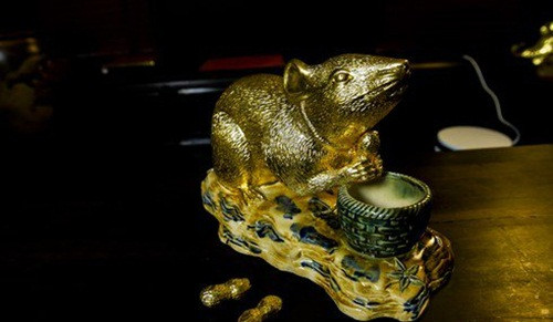 Trong đó, đáng chú ý là linh vật Chuột được làm với nguyên liệu là gốm Bát Tràng và vàng 9999 có giá tới 100 triệu đồng. Ảnh: Infonet.