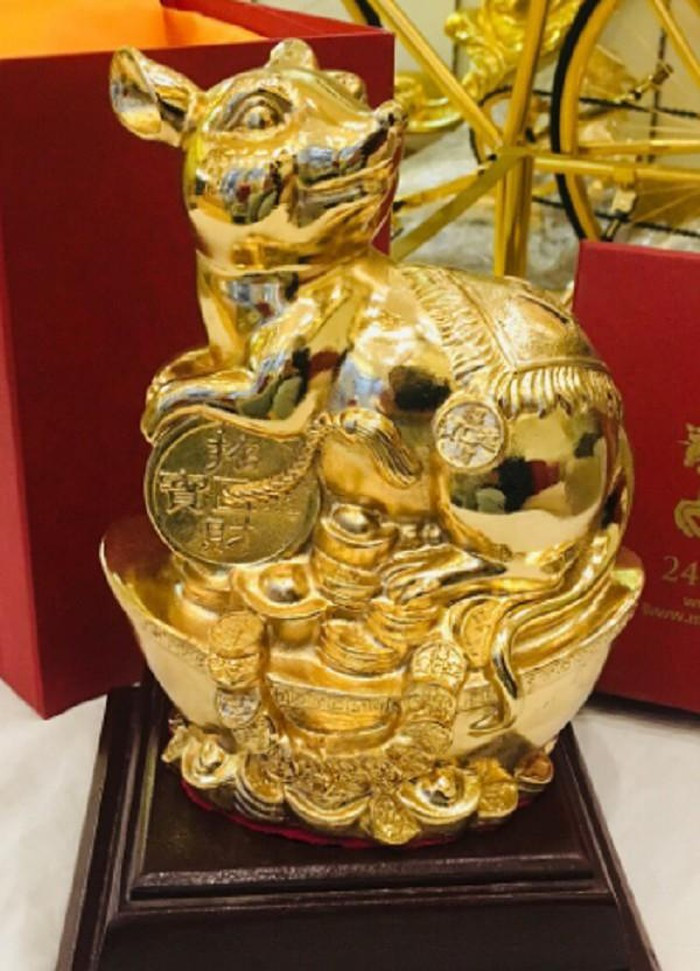 Tại các cơ sở bán đồ phong thủy, bộ sưu tập chuột vàng năm nay bao gồm tượng chuột chiêu tài tấn lộc, tượng chuột tài lộc mạ vàng, tượng chuột vàng....Ảnh: Infonet.