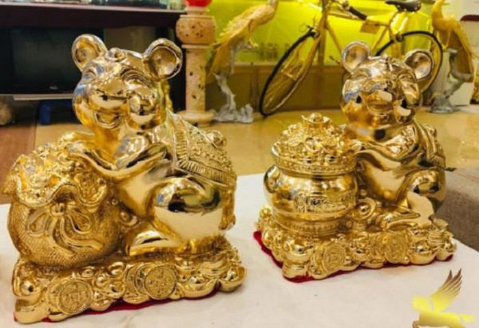 Với kích thước khác nhau, giá mỗi bức chuột mạ vàng dao động khoảng từ 4 - 10 triệu đồng. Ảnh: Infonet.