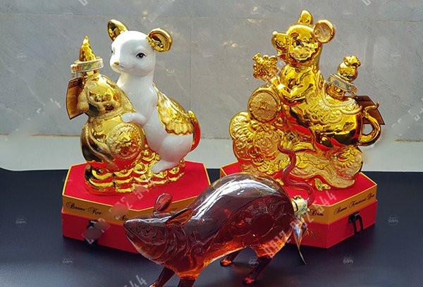 Bình rượu hình con chuột của Nga có giá dao động từ 1,2-1,8 triệu đồng. Ảnh: Khám phá.
