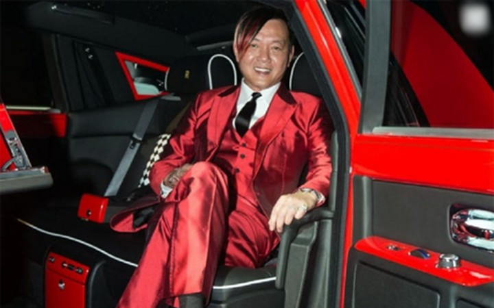 Mỗi lần xuất hiện, Stephen Hung thu hút sự chú ý của mọi người khi diện những bộ cánh sặc sỡ cùng mái tóc nhuộm xanh đỏ rẽ ngôi lệch. Nhiều người gán cho ông biệt danh không mấy hay ho là "tỷ phú xấu trai nhất Hong Kong".