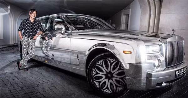 Stephen từng khiến cả thế giới phải ngỡ ngàng chú ý đến khi đặt một loạt 30 chiếc xe Rolls-Royce để sử dụng trong lễ khánh thành khu nghỉ dưỡng của mình.