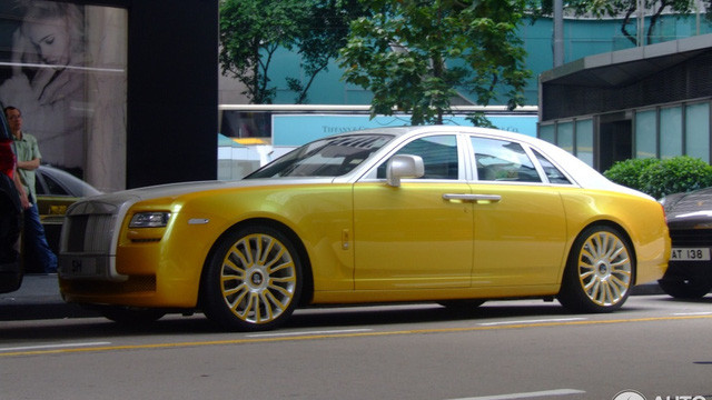 Trong số này có 2 chiếc siêu xe được trang trí bằng vàng.