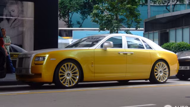 Trong số này có 2 chiếc siêu xe được trang trí bằng vàng.