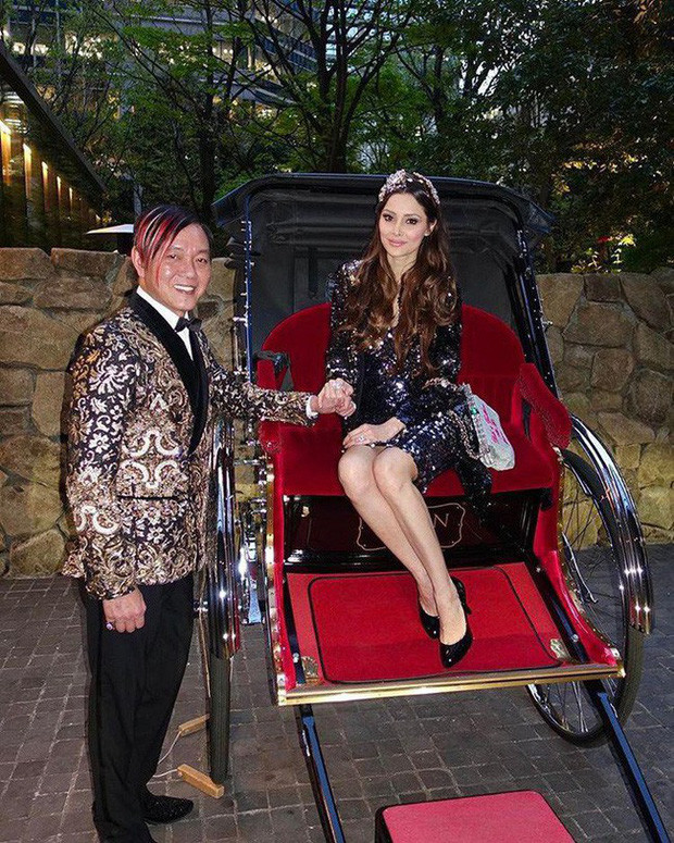 Không chỉ vậy, Stephan Hung còn trở nên nổi tiếng khi kết hôn với nàng siêu mẫu gốc Mexico, có tên Deborah Valdez.