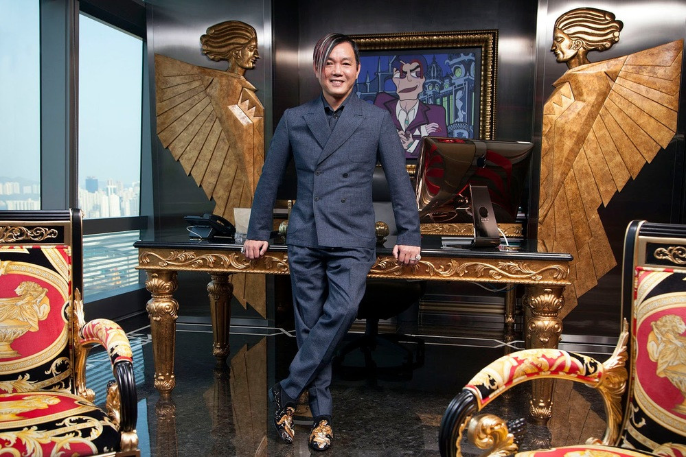 Stephen xuất thân trong một gia đình kinh doanh giàu có và được thừa hưởng cơ ngơi từ đời cha cũng như tự mình tạo dựng sự nghiệp bất động sản, casino, giải trí…