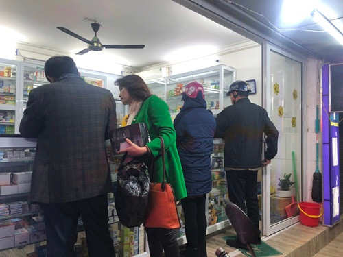 Nhiều thời điểm, người dân phải xếp hàng đợi đến lượt để mua khẩu trang phòng chống virus corona.