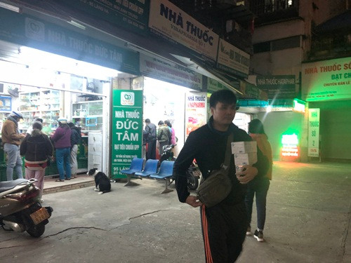 Khách hàng nào cũng mua tối thiểu vài hộp khẩu trang để dùng dần.