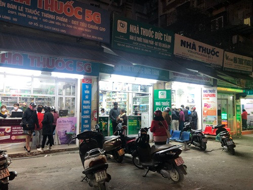 Quầy thuốc nào cũng đông khách hỏi mua khẩu trang y tế.