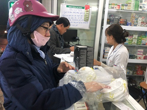 Những ngày này, khẩu trang là mặt hàng bán chạy nhất tại các quầy thuốc.