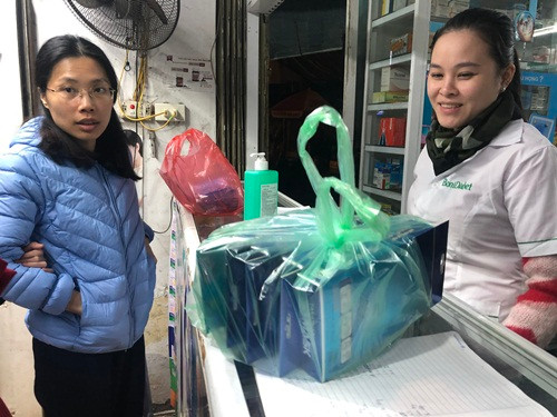 Ngoài khẩu trang, các loại nước rửa tay cũng được mua nhiều. Video: Đà Nẵng: Cách ly du khách Trung Quốc nghi nhiễm virus Corona. Nguồn: VTC Now