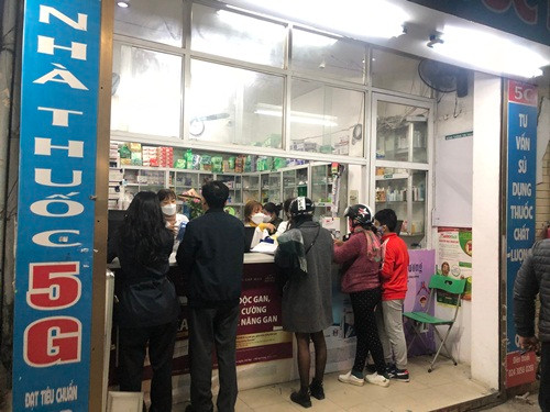 Trước tình trạng dịch viêm phổi lạ do chủng mới của virus corona diễn biến phức tạp, người dân đổ xô đi mua khẩu trang y tế.