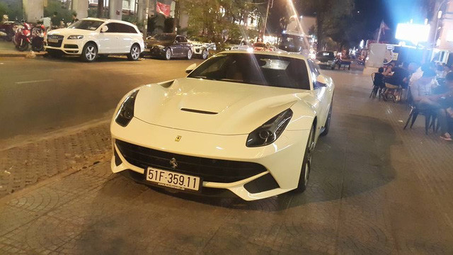 Siêu xe Ferrari F12 Berlinetta có giá khoảng 20 tỷ đồng của Phan Thành.
