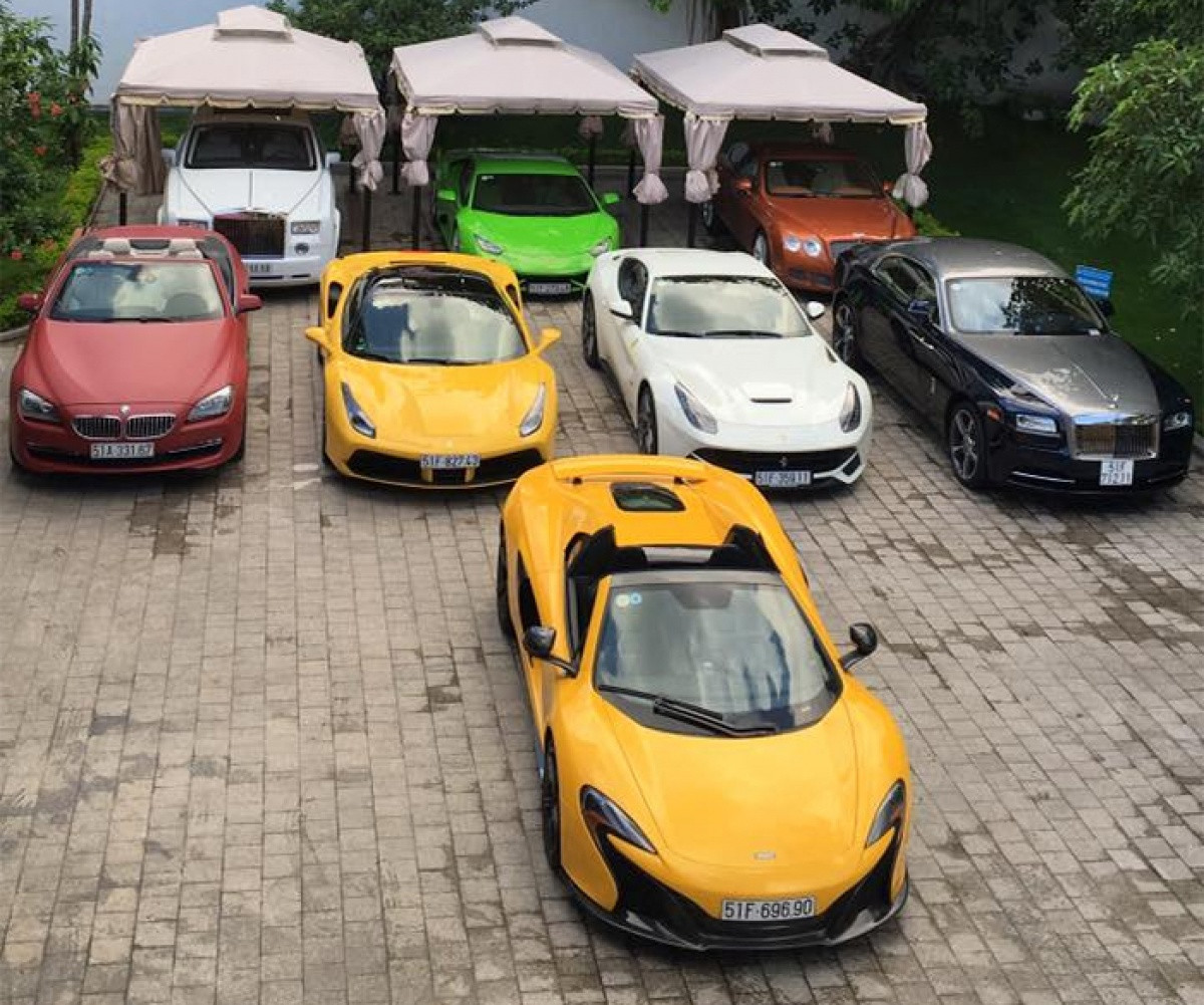 Không chỉ vậy, thiếu gia Phan Thành còn là chủ nhân của bộ sưu tập "xế" khủng có giá trị lên đến gần 100 tỷ đồng với nhiều thương hiệu xa xỉ như Roll Royce Phanthom, Bentley, Lexus GX570, Ferrari 458 cho đến Roll Royce Phantom...