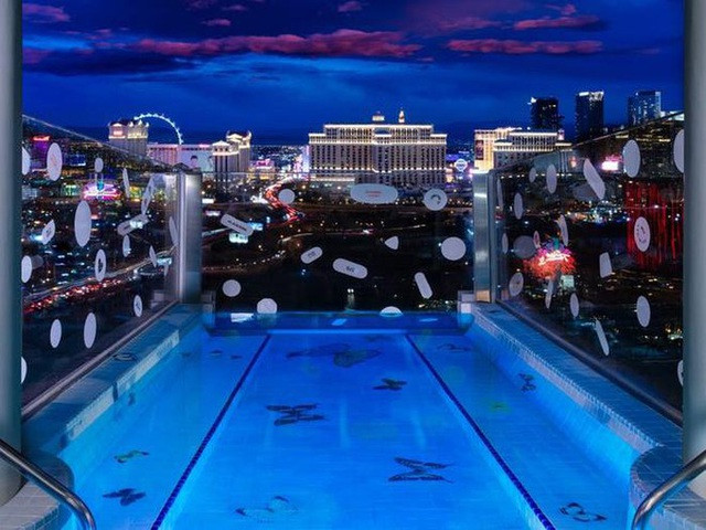 Từ bể bơi ngoài ban công, khách có thể ngắm toàn cảnh thành phố Las Vegas sôi động.
