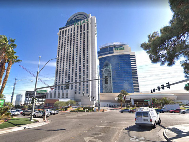 Khách sạn Palms Casino Resort bao gồm 1.200 phòng trên ba tòa tháp, một số nhà hàng, nhà hát hòa nhạc và cả sòng bạc.