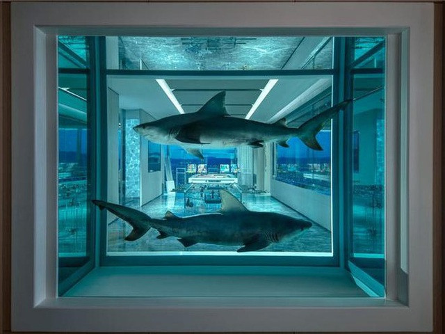 Bên trong phòng còn có nhiều tác phẩm nghệ thuật vô cùng độc đáo, mang lại không gian xa xỉ. Nguồn ảnh: BI, DM.