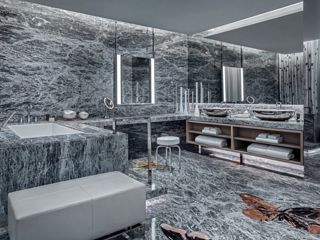 Phòng tắm xa hoa với thiết kế vân đá cẩm thạch màu xám.