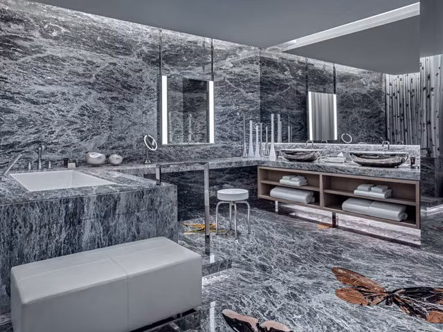 Phòng tắm xa hoa với thiết kế vân đá cẩm thạch màu xám.