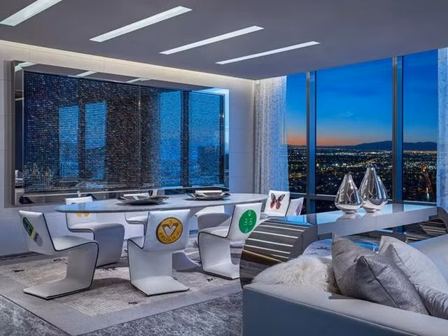 Bàn ăn hiện đại với thiết kế dành cho 8 người.