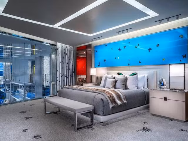 Phòng ngủ chính bài trí theo phong cách sang trọng, có cửa kính nhìn ra bên ngoài.