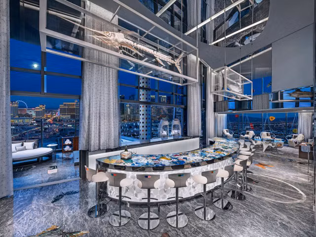 Trung tâm của căn phòng là quầy bar 13 chỗ.