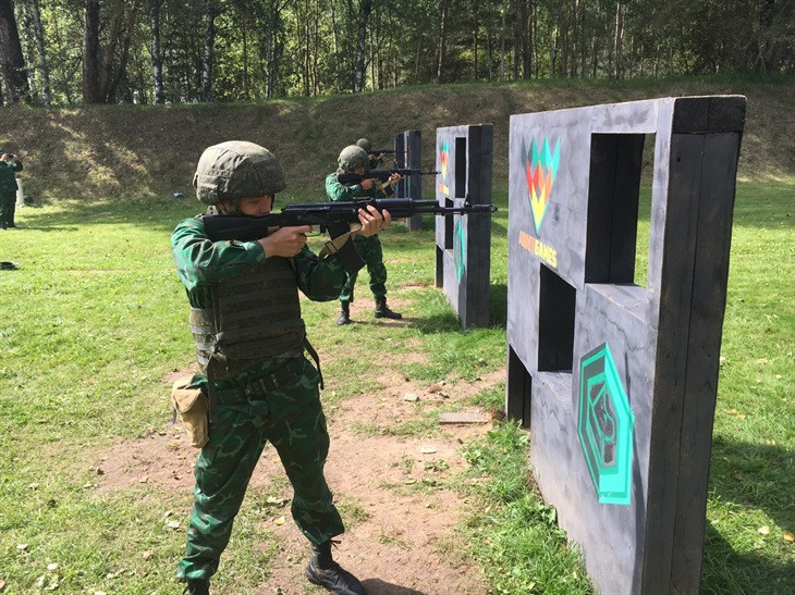 Các vận động viên luyện tập bắn súng AK47 theo bài thi “Phòng thủ” bằng tư thế đứng bắn.