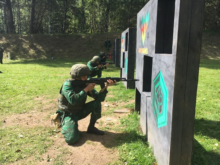 Các vận động viên luyện tập bắn súng AK47 theo bài thi “Phòng thủ” bằng tư thế qùy bắn.