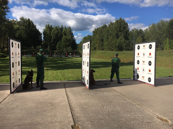 Vận động viên luyện tập bắn mục tiêu với súng trường cỡ nhỏ.